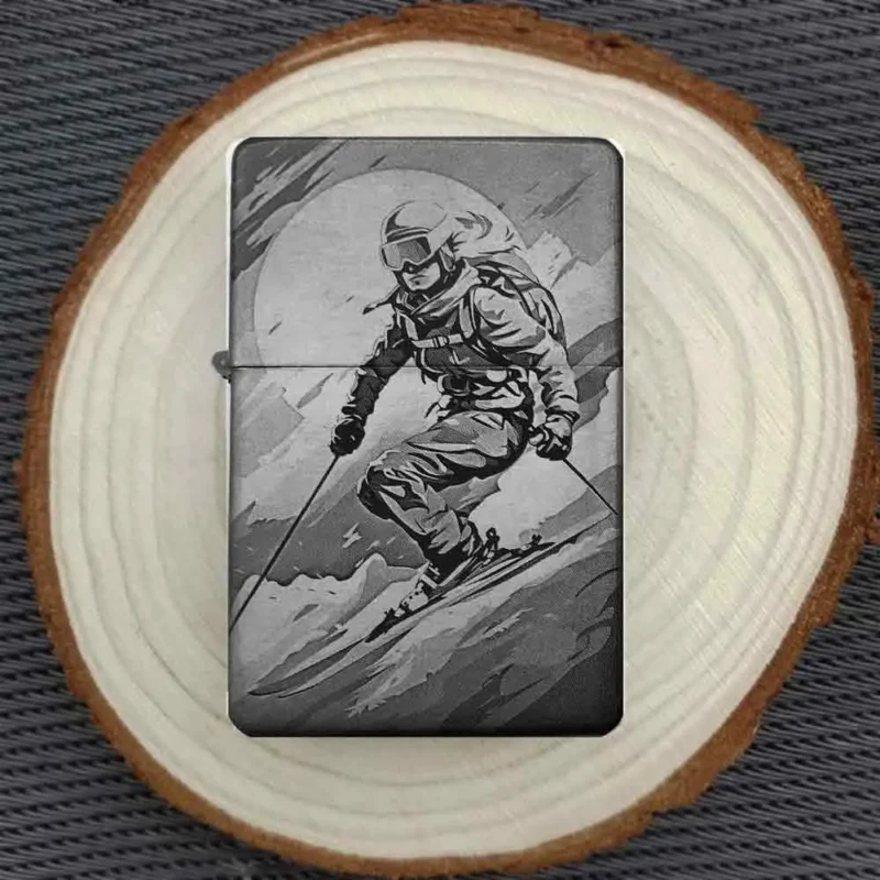 Personalisiertes metallenes Flip Top Feuerzeug mit Skifahrer in dynamischer Pose, liebevoll auf einer Holzscheibe arrangiert.
