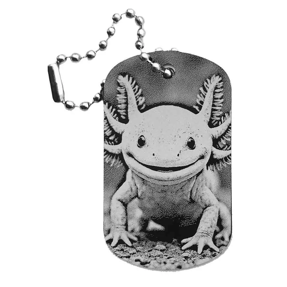 Schwarzer Dogtag Schlüsselanhänger mit detaillierter Lasergravur eines lächelnden Axolotls.