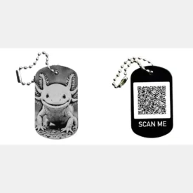 Schwarzer Dogtag Schlüsselanhänger mit Axolotl-Motiv, daneben Beispiel eines personalisierten QR-Codes auf der Rückseite.