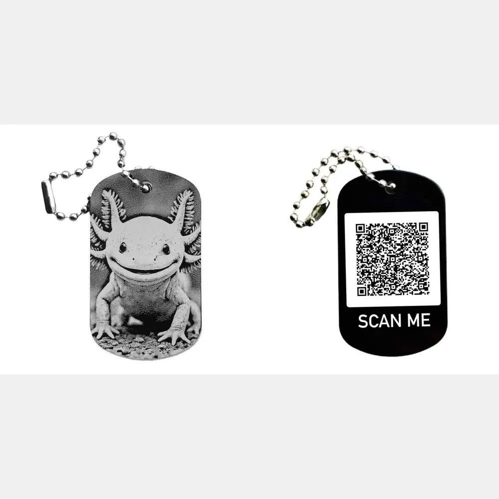 Schwarzer Dogtag Schlüsselanhänger mit Axolotl-Motiv, daneben Beispiel eines personalisierten QR-Codes auf der Rückseite.