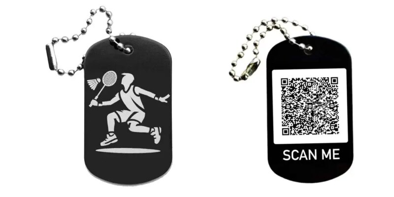 Schwarzer Dogtag Schlüsselanhänger mit Badminton-Spieler-Motiv, daneben Beispiel eines personalisierten QR-Codes auf der Rückseite.