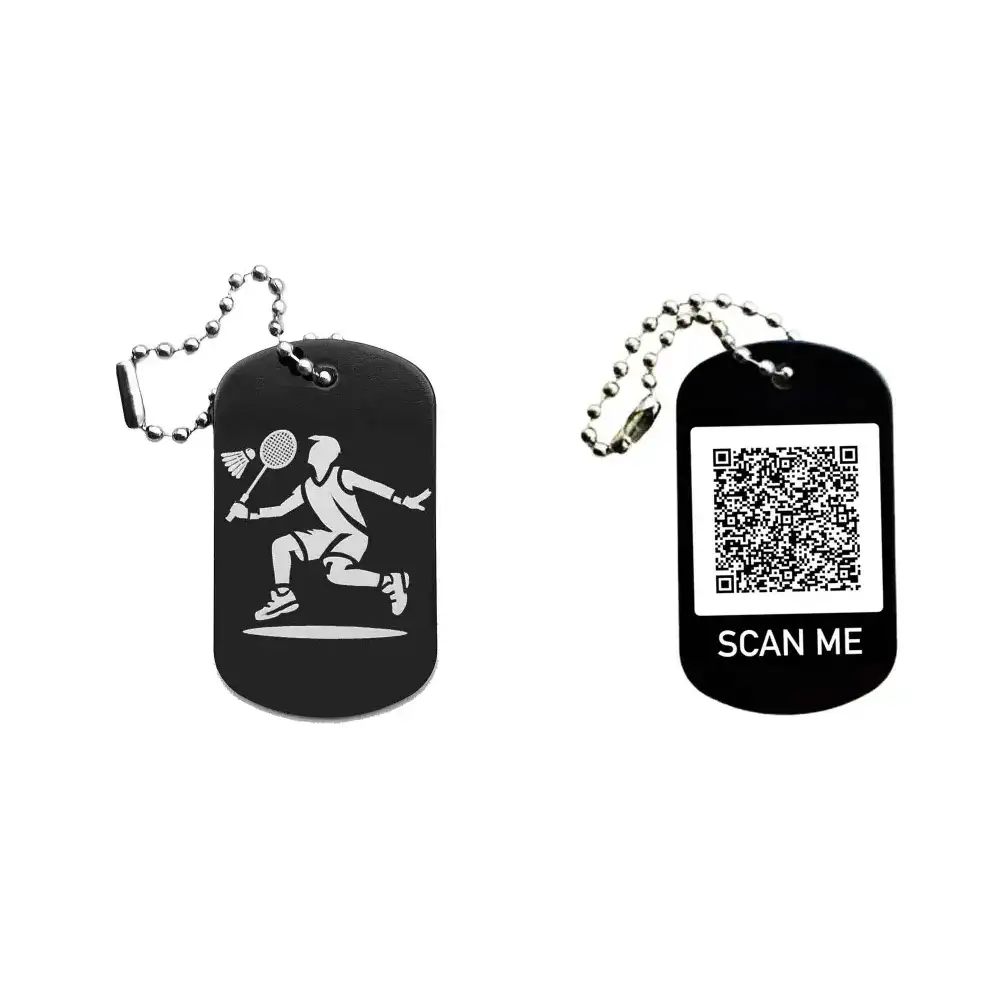Schwarzer Dogtag Schlüsselanhänger mit Badminton-Spieler-Motiv, daneben Beispiel eines personalisierten QR-Codes auf der Rückseite.