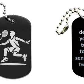 Schwarzer Dogtag Schlüsselanhänger mit Badminton-Spieler-Motiv, daneben Beispiel eines personalisierten Textes auf der Rückseite.