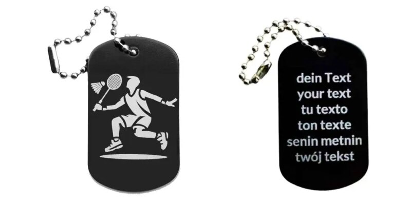 Schwarzer Dogtag Schlüsselanhänger mit Badminton-Spieler-Motiv, daneben Beispiel eines personalisierten Textes auf der Rückseite.