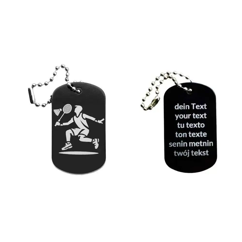 Schwarzer Dogtag Schlüsselanhänger mit Badminton-Spieler-Motiv, daneben Beispiel eines personalisierten Textes auf der Rückseite.