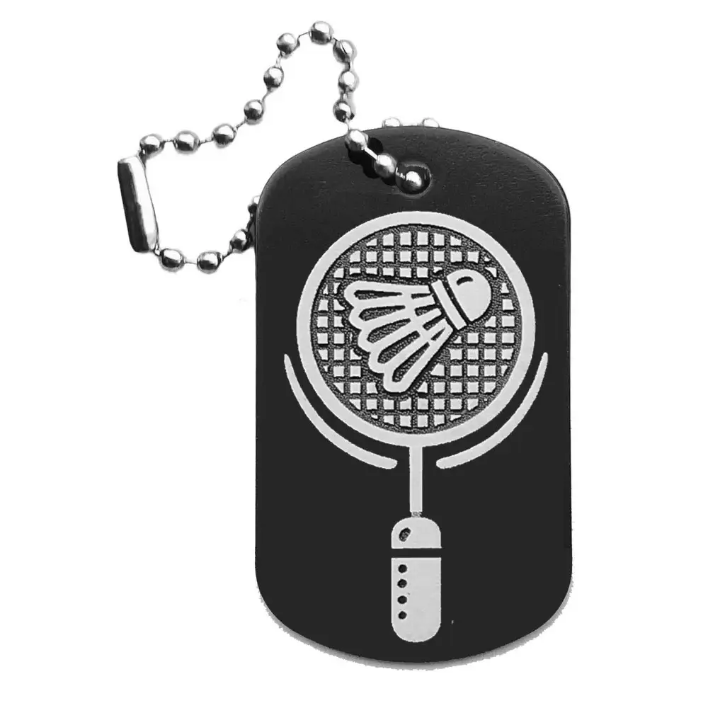 Schwarzer Dogtag Schlüsselanhänger mit detaillierter Lasergravur eines Badminton-Schlägers und Federballs.