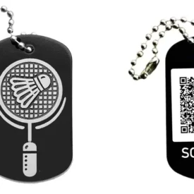 Schwarzer Dogtag Schlüsselanhänger mit Badminton-Motiv, daneben Beispiel eines personalisierten QR-Codes auf der Rückseite.