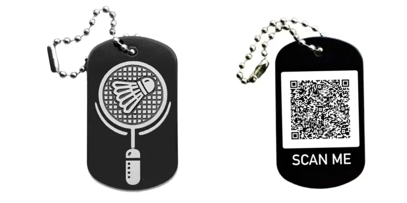 Schwarzer Dogtag Schlüsselanhänger mit Badminton-Motiv, daneben Beispiel eines personalisierten QR-Codes auf der Rückseite.