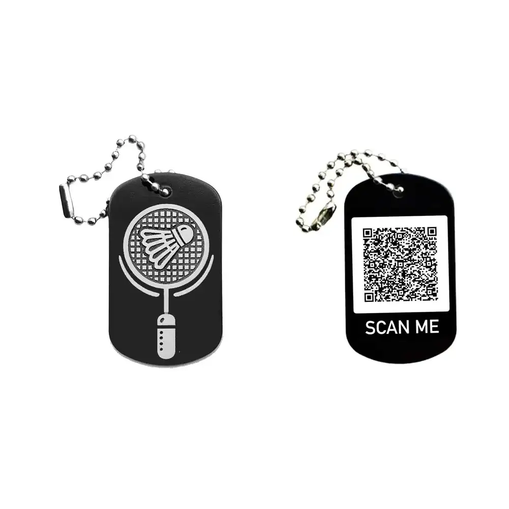 Schwarzer Dogtag Schlüsselanhänger mit Badminton-Motiv, daneben Beispiel eines personalisierten QR-Codes auf der Rückseite.