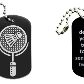 Schwarzer Dogtag Schlüsselanhänger mit Badminton-Motiv, daneben Beispiel eines personalisierten Textes auf der Rückseite.
