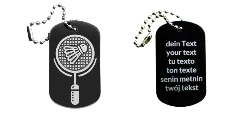 Schwarzer Dogtag Schlüsselanhänger mit Badminton-Motiv, daneben Beispiel eines personalisierten Textes auf der Rückseite.