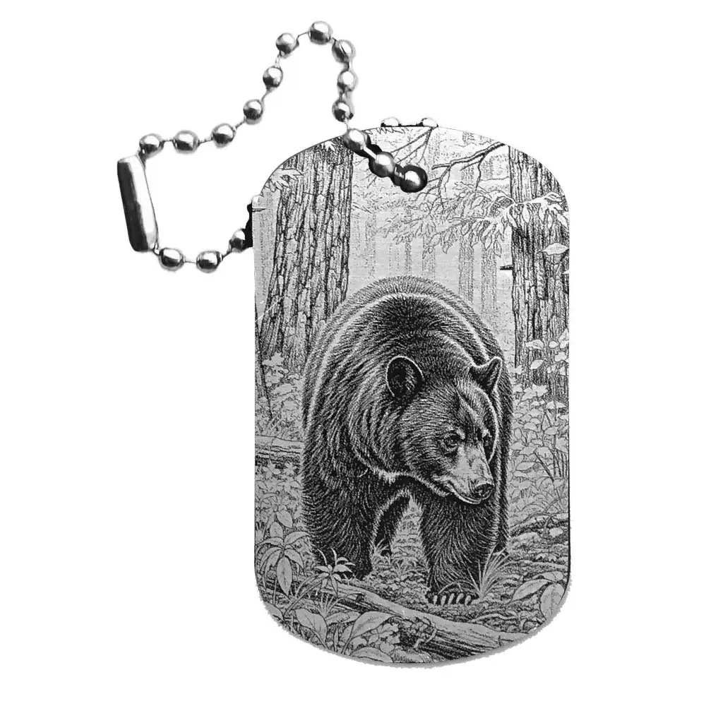 Schlüsselanhänger mit detaillierter Lasergravur eines Schwarzbären im Wald.