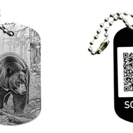 Schwarzer Dogtag Schlüsselanhänger mit Bärenmotiv, daneben Beispiel eines personalisierten QR-Codes auf der Rückseite.