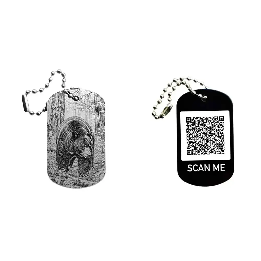 Schwarzer Dogtag Schlüsselanhänger mit Bärenmotiv, daneben Beispiel eines personalisierten QR-Codes auf der Rückseite.