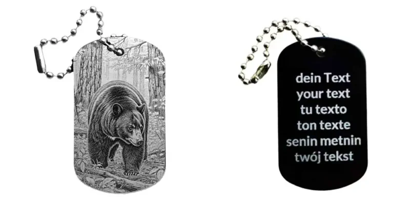 Schwarzer Dogtag Schlüsselanhänger mit Bärenmotiv, daneben Beispiel eines personalisierten Textes auf der Rückseite.