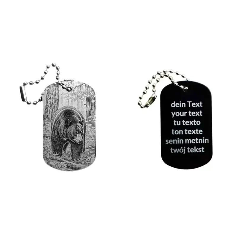 Schwarzer Dogtag Schlüsselanhänger mit Bärenmotiv, daneben Beispiel eines personalisierten Textes auf der Rückseite.