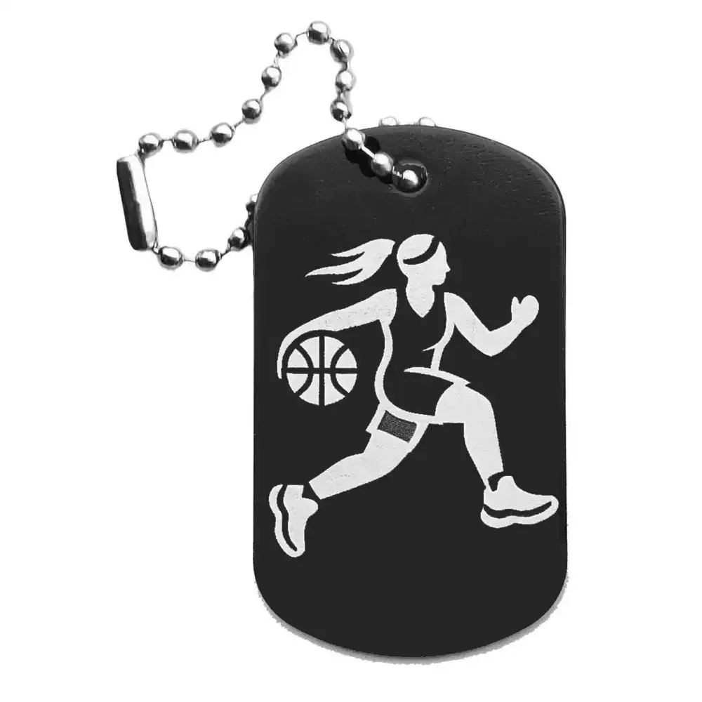 Schwarzer Dogtag Schlüsselanhänger mit detaillierter Lasergravur einer weiblichen Basketballspielerin, die den Ball dribbelt.