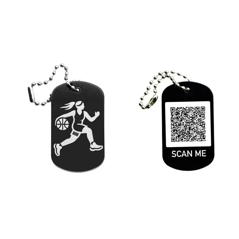 Schwarzer Dogtag Schlüsselanhänger mit Basketball-Frauen-Motiv, daneben Beispiel eines personalisierten QR-Codes auf der Rückseite.