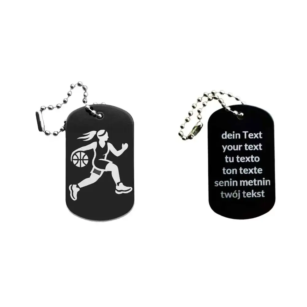 Schwarzer Dogtag Schlüsselanhänger mit Basketball-Frauen-Motiv, daneben Beispiel eines personalisierten Textes auf der Rückseite.