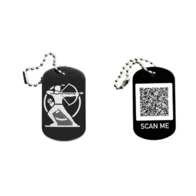Dogtag mit Bogenschützenmotiv, daneben Beispiel eines personalisierten QR-Codes