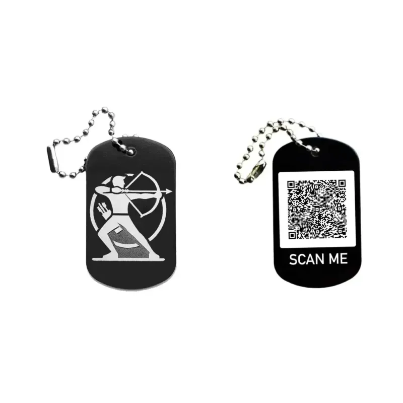Dogtag mit Bogenschützenmotiv, daneben Beispiel eines personalisierten QR-Codes
