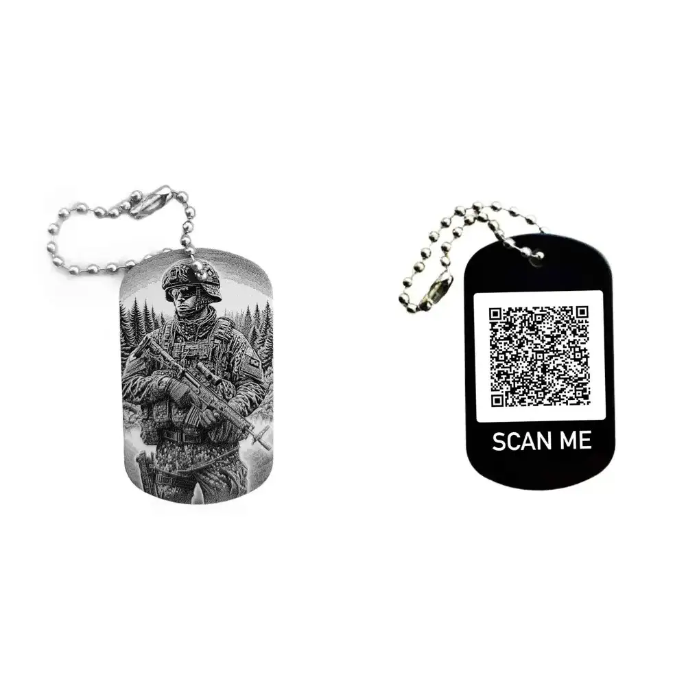 Dogtag mit Soldatenmotiv, daneben Beispiel eines personalisierten QR-Codes
