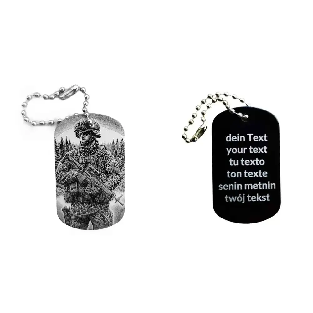 Dogtag mit Soldatenmotiv, daneben Beispiel eines personalisierten Textes