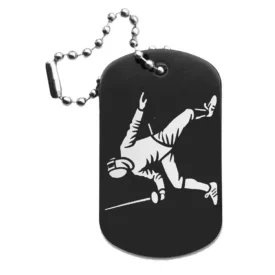 Schwarzer Dogtag Schlüsselanhänger mit detaillierter Lasergravur eines Fechters in dynamischer Kampfposition.