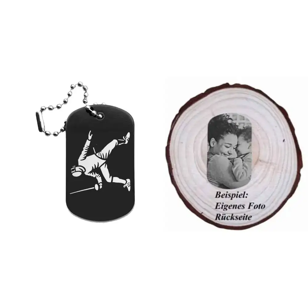 Schwarzer Dogtag Schlüsselanhänger mit Fecht-Motiv, daneben Beispiel eines personalisierten Fotos auf der Rückseite.