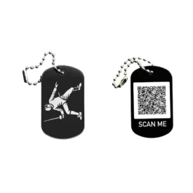 Schwarzer Dogtag Schlüsselanhänger mit Fecht-Motiv, daneben Beispiel eines personalisierten QR-Codes auf der Rückseite.