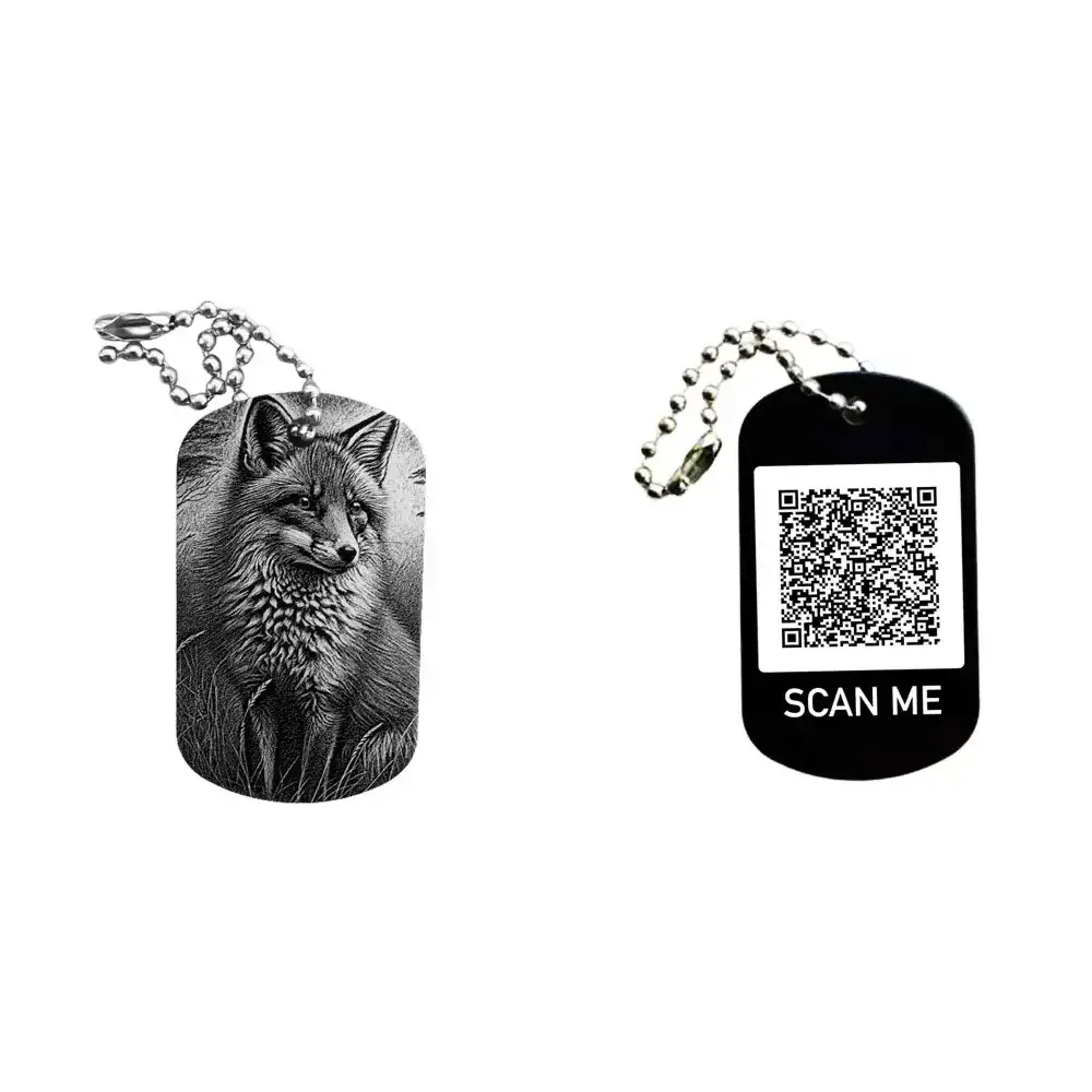 Schwarzer Dogtag Schlüsselanhänger mit Fuchs-Motiv, daneben Beispiel eines personalisierten QR-Codes auf der Rückseite.