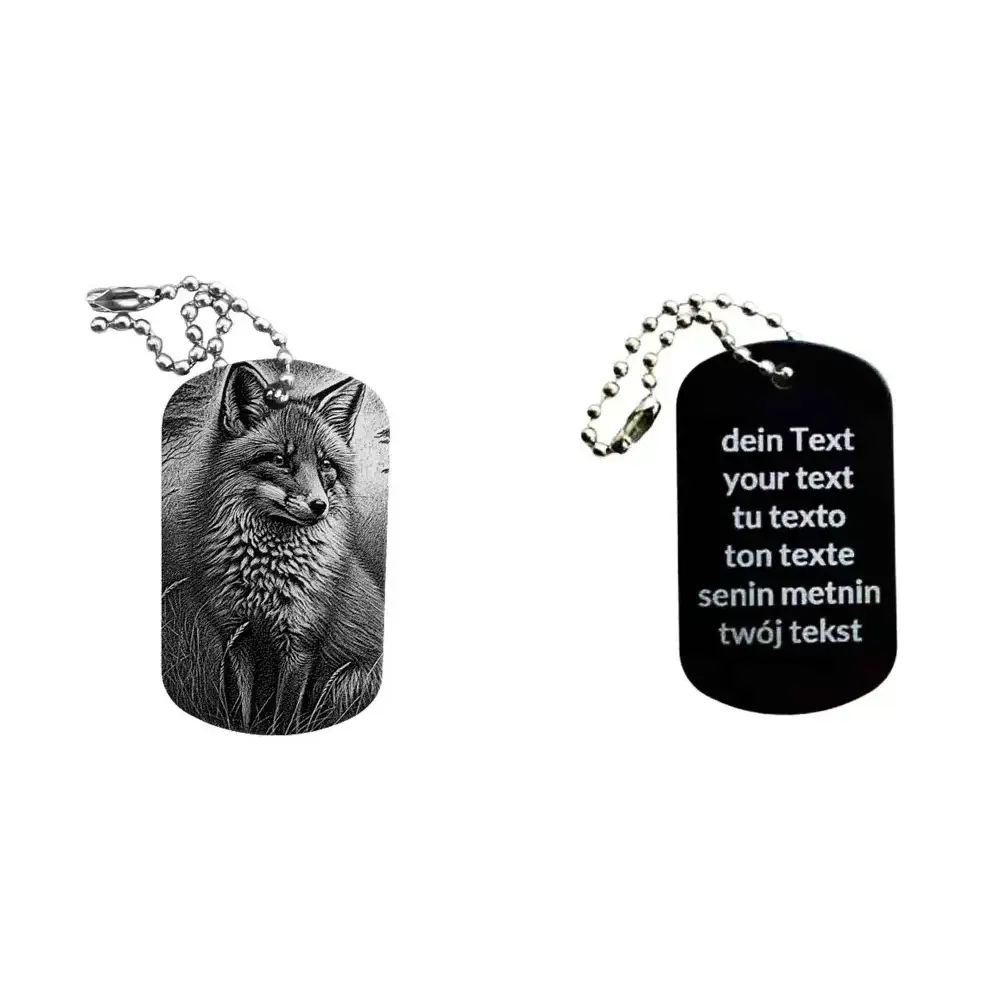 Schwarzer Dogtag Schlüsselanhänger mit Fuchs-Motiv, daneben Beispiel eines personalisierten Textes auf der Rückseite.