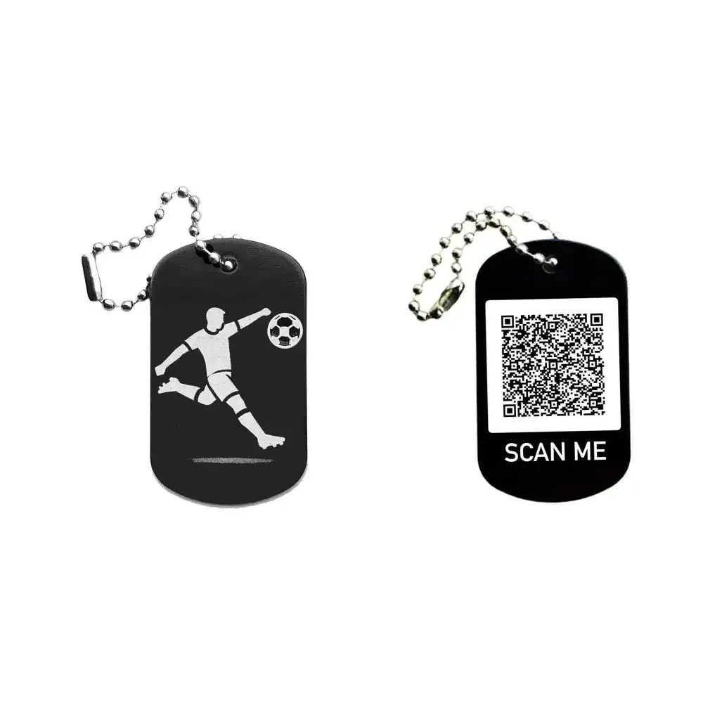 Dogtag mit Fußballmotiv, daneben Beispiel eines personalisierten QR-Codes