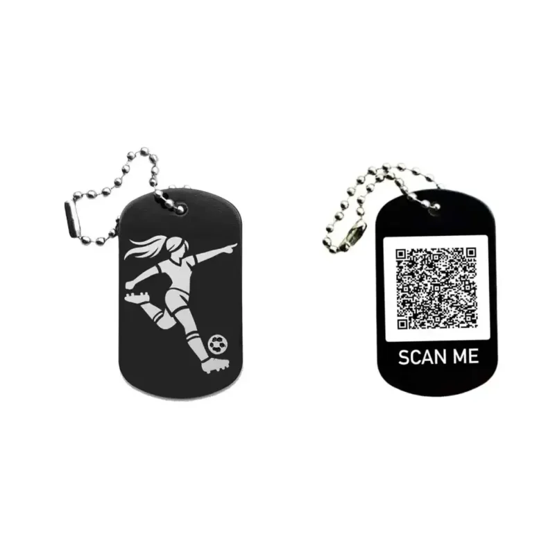 Dogtag mit Fußballerin-Motiv, daneben Beispiel eines personalisierten QR-Codes