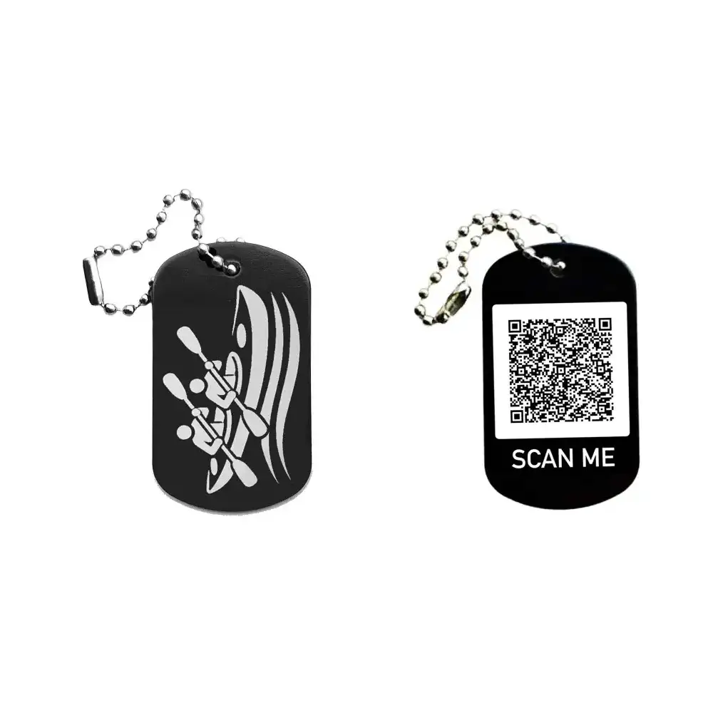 Dogtag mit Kajakmotiv, daneben Beispiel eines personalisierten QR-Codes