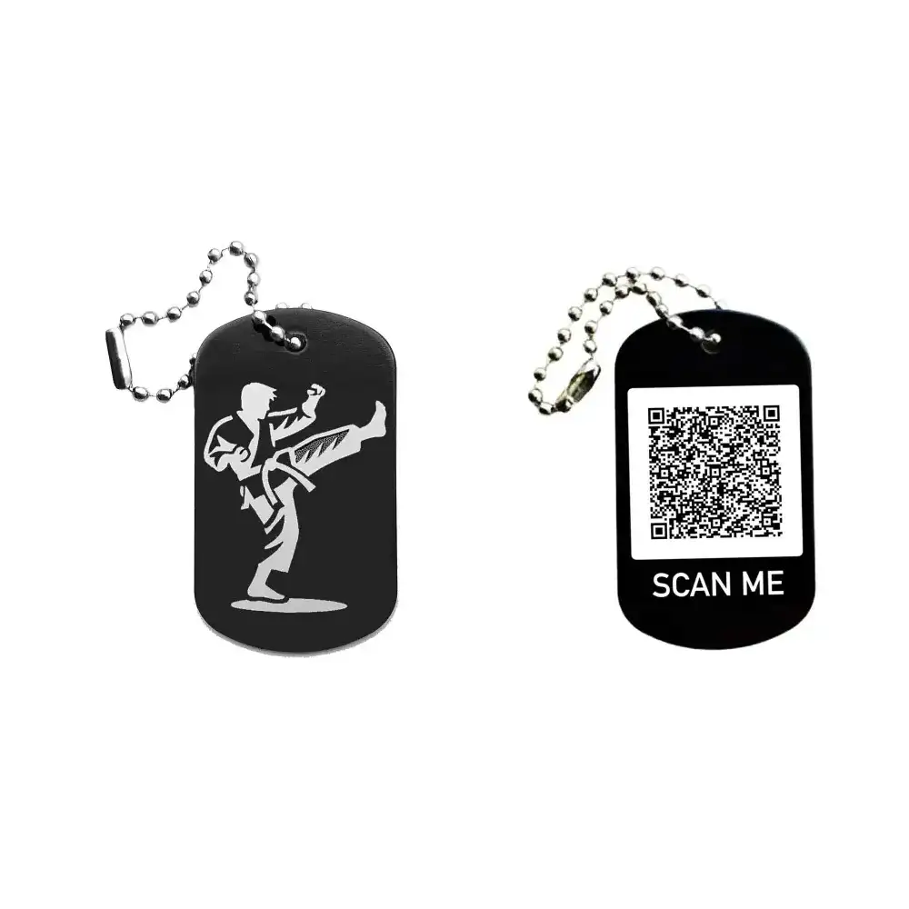 Dogtag mit Karatemotiv, daneben Beispiel eines personalisierten QR-Codes