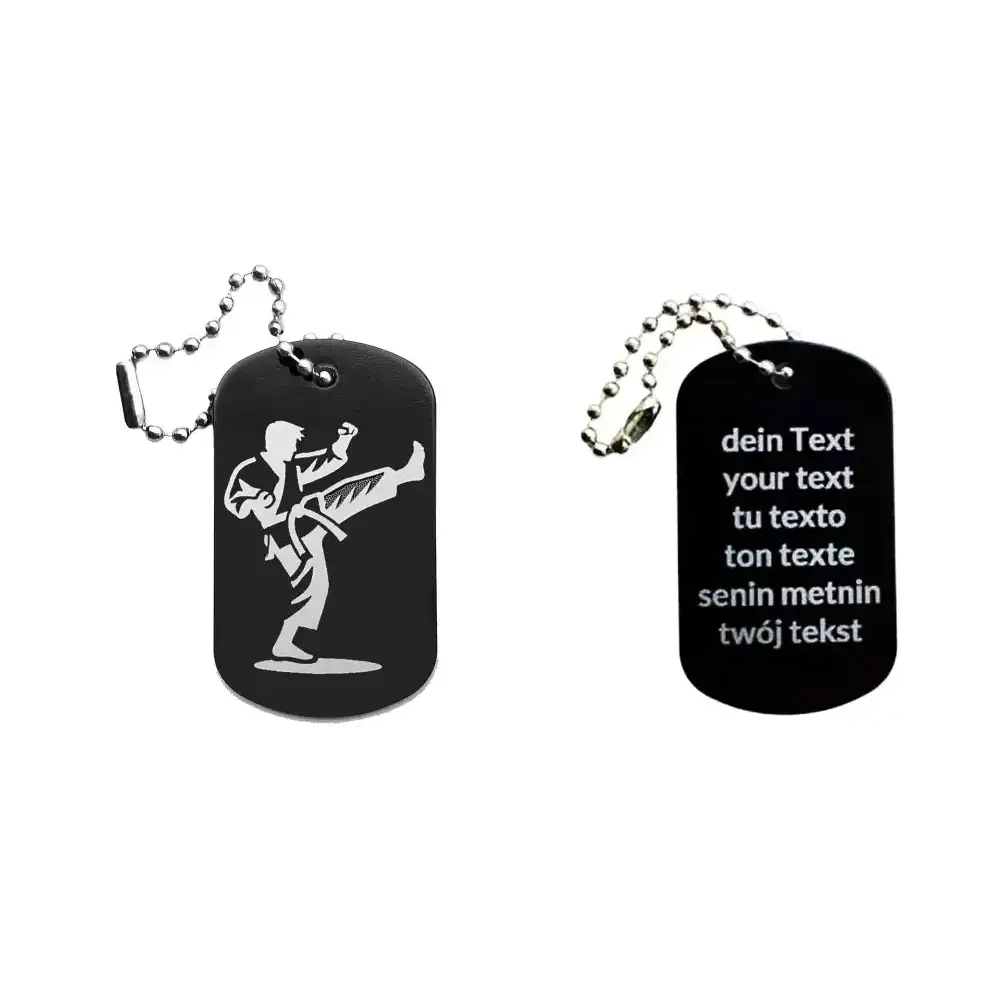 Dogtag mit Karatemotiv, daneben Beispiel eines personalisierten Textes