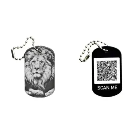 Dogtag mit Löwenmotiv, daneben Beispiel eines personalisierten QR-Codes