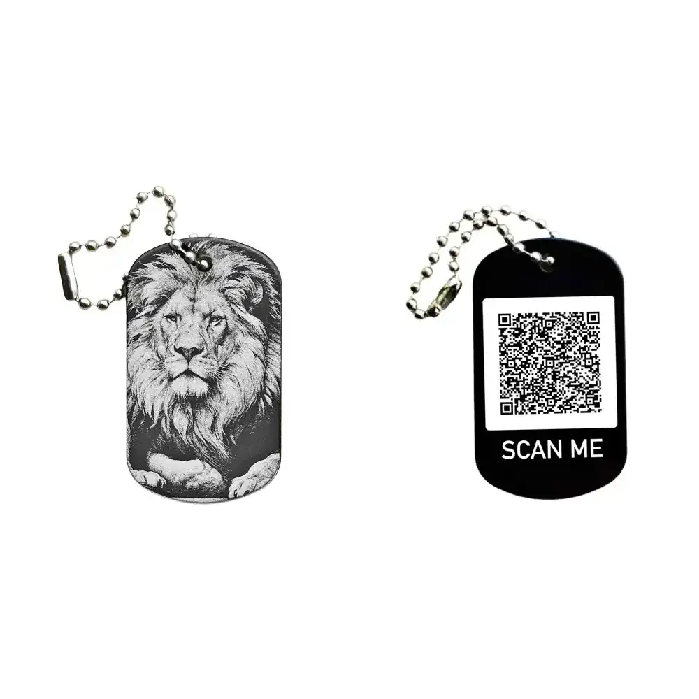 Dogtag mit Löwenmotiv, daneben Beispiel eines personalisierten QR-Codes
