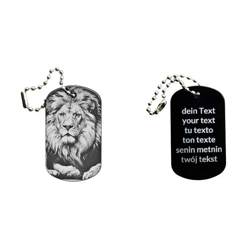 Dogtag mit Löwenmotiv, daneben Beispiel eines personalisierten Textes