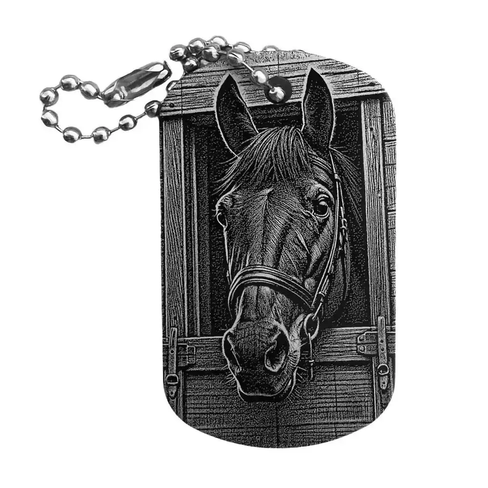 Schwarzer Dogtag Schlüsselanhänger mit detaillierter Lasergravur eines Pferdekopfes, der aus einer Holzbox blickt.