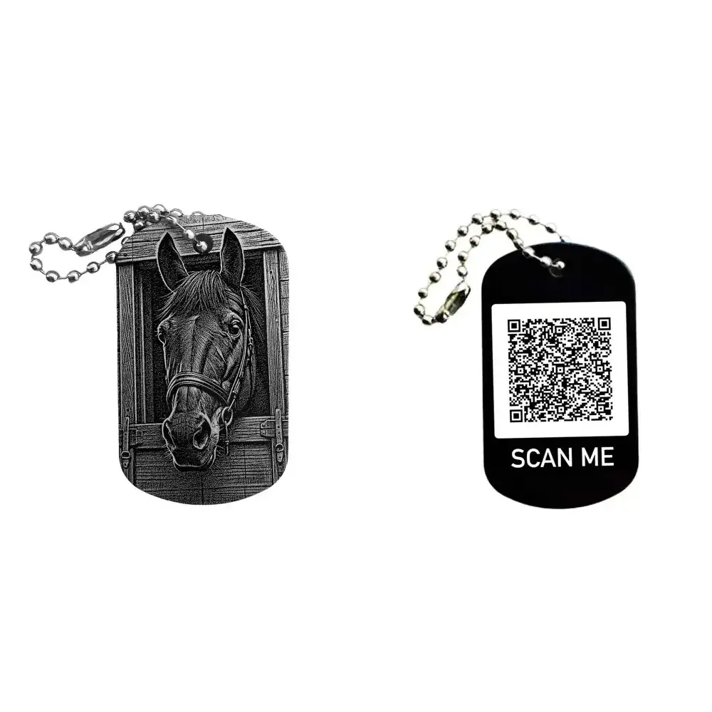 Schwarzer Dogtag Schlüsselanhänger mit Pferd-Motiv, daneben Beispiel eines personalisierten QR-Codes auf der Rückseite.