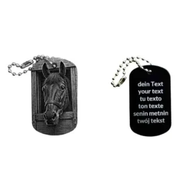 Schwarzer Dogtag Schlüsselanhänger mit Pferd-Motiv, daneben Beispiel eines personalisierten Textes auf der Rückseite.