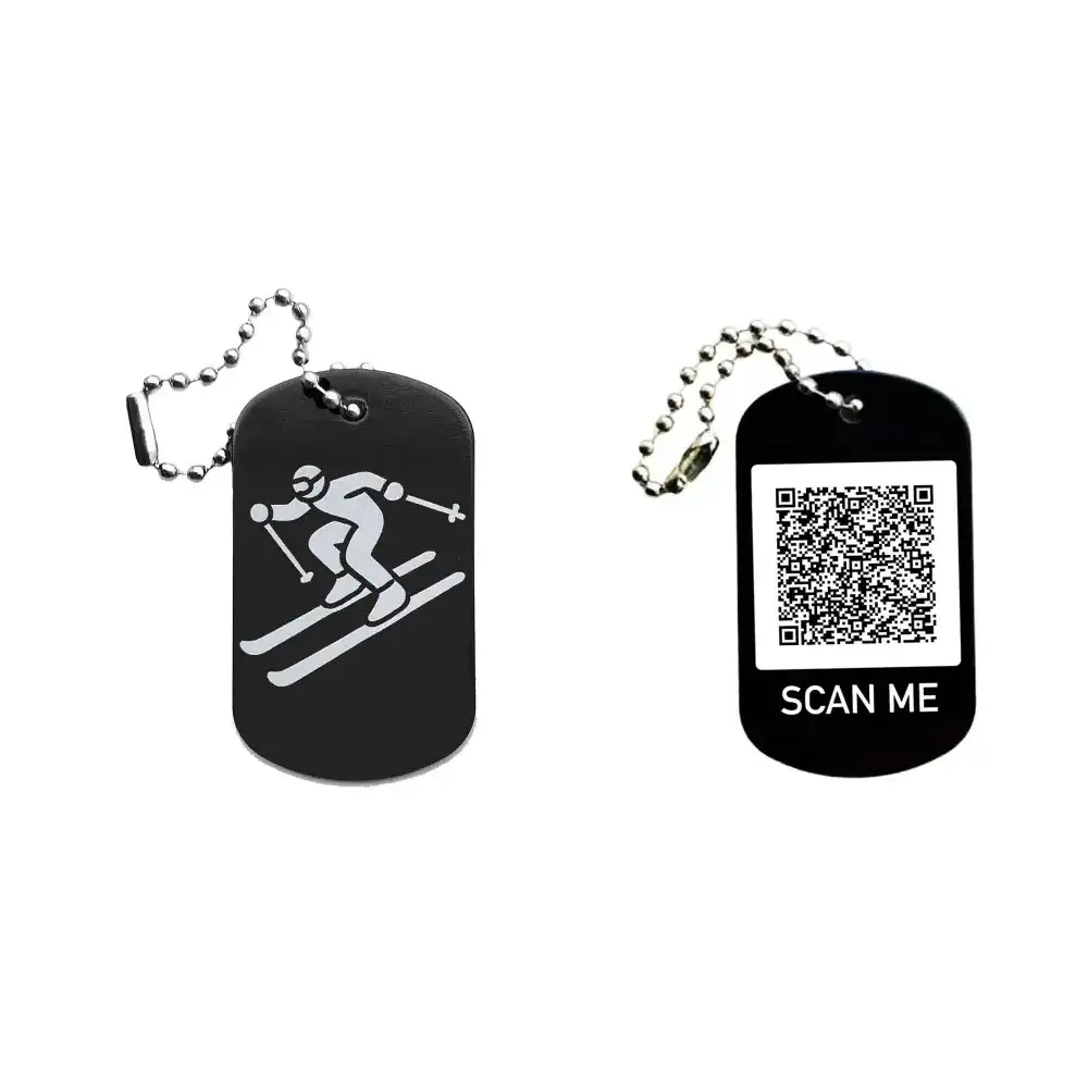 Dogtag mit Skifahrermotiv, daneben Beispiel eines personalisierten QR-Codes