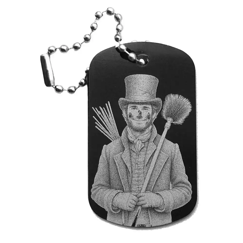 Schwarzer Dogtag Schlüsselanhänger mit detaillierter Lasergravur eines lächelnden Schornsteinfegers mit Zylinder und Besen.