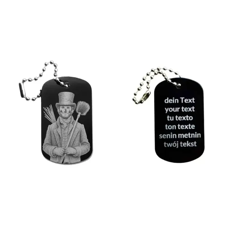 Schwarzer Dogtag Schlüsselanhänger mit Schornsteinfeger-Motiv, daneben Beispiel eines personalisierten Textes auf der Rückseite.