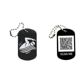 Dogtag mit Schwimmermotiv, daneben Beispiel eines personalisierten QR-Codes