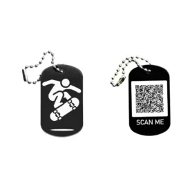 Dogtag mit Skatermotiv, daneben Beispiel eines personalisierten QR-Codes