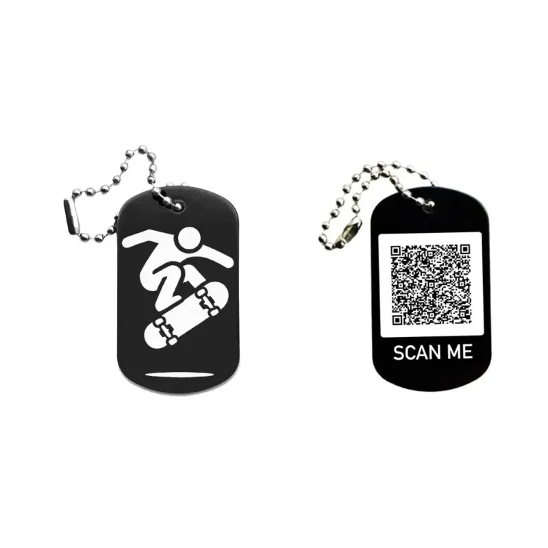 Dogtag mit Skatermotiv, daneben Beispiel eines personalisierten QR-Codes