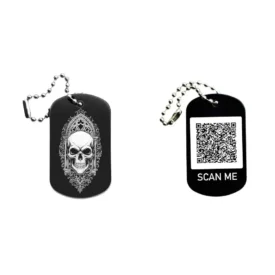 Dogtag mit Totenkopfmotiv, daneben Beispiel eines personalisierten QR-Codes